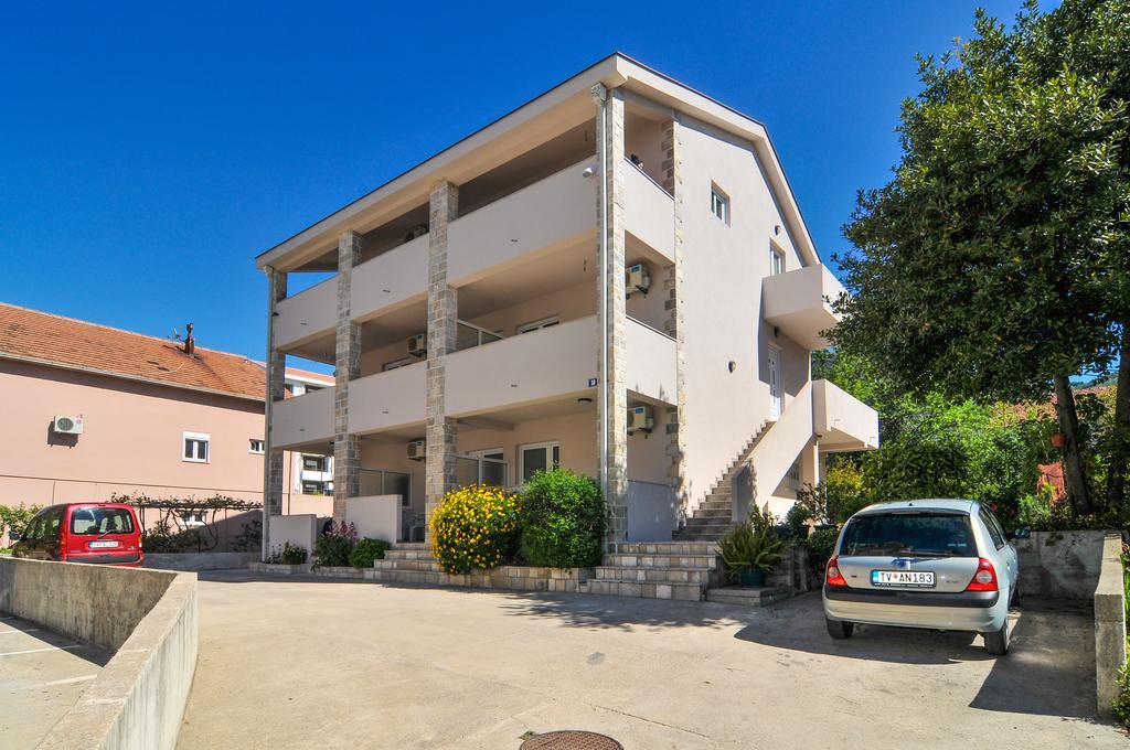 Apartments Samardzic ティヴァト エクステリア 写真